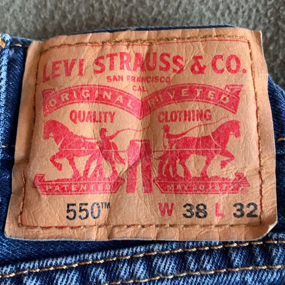 Men’s Levi’s red tab 550 blue jeans. Size 38x32. - Picture 2 of 7
